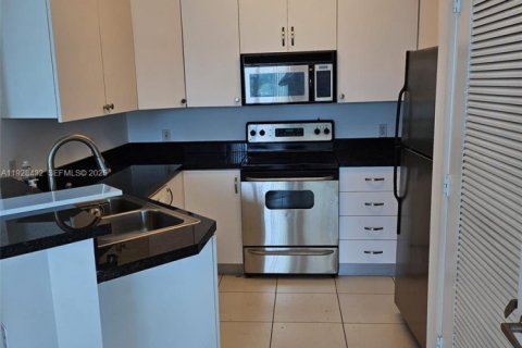 Condominio en alquiler en Miami, Florida, 1 dormitorio, 67.82 m2 № 1986927 - foto 7