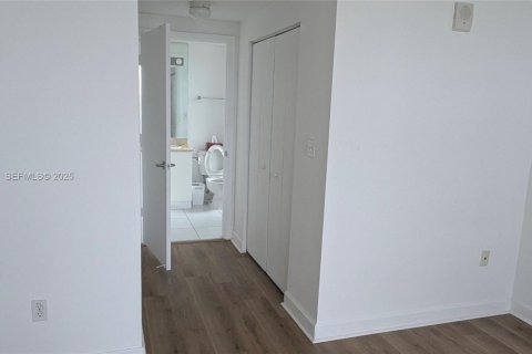Condominio en alquiler en Miami, Florida, 1 dormitorio, 67.82 m2 № 1986927 - foto 8