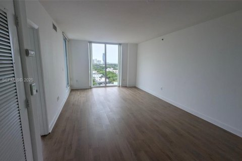 Condominio en alquiler en Miami, Florida, 1 dormitorio, 67.82 m2 № 1986927 - foto 3
