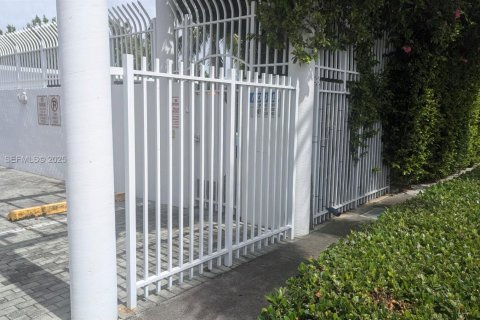 Condominio en alquiler en Miami, Florida, 1 dormitorio, 67.82 m2 № 1986927 - foto 12