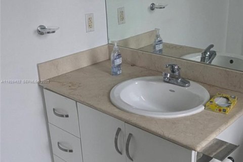 Condominio en alquiler en Miami, Florida, 1 dormitorio, 67.82 m2 № 1986927 - foto 9