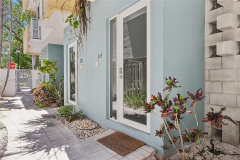 Townhouse in Miami Beach, Florida 2 bedrooms, 102.19 sq.m. № 2192122