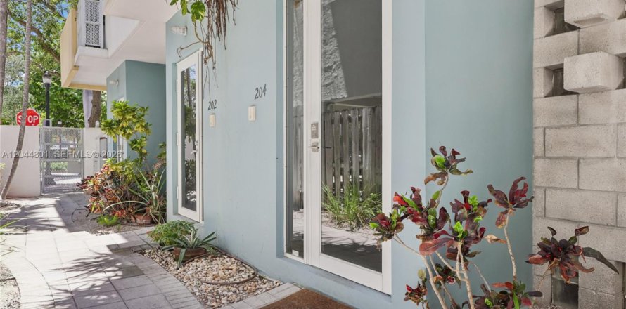 Townhouse in Miami Beach, Florida 2 bedrooms, 102.19 sq.m. № 2192122