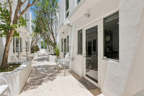 Townhouse in Miami Beach, Florida 2 bedrooms, 102.19 sq.m. № 2192122 - photo 13
