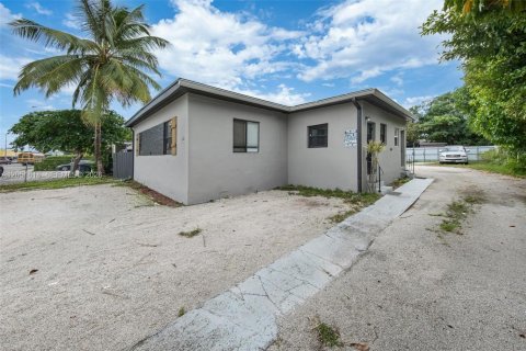 Commercial property in North Miami, Florida 170.2 sq.m. № 2251139 - photo 28