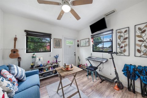 Commercial property in North Miami, Florida 170.2 sq.m. № 2251139 - photo 13