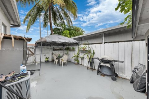 Commercial property in North Miami, Florida 170.2 sq.m. № 2251139 - photo 20