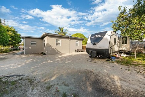 Commercial property in North Miami, Florida 170.2 sq.m. № 2251139 - photo 8