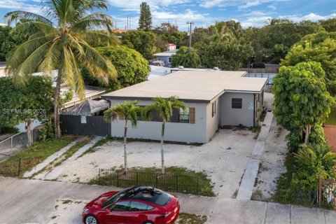 Commercial property in North Miami, Florida 170.2 sq.m. № 2251139 - photo 2