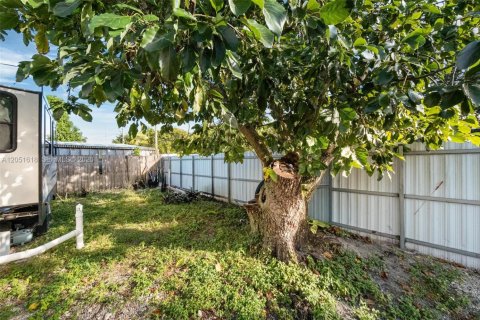 Commercial property in North Miami, Florida 170.2 sq.m. № 2251139 - photo 7