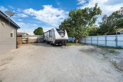 Commercial property in North Miami, Florida 170.2 sq.m. № 2251139 - photo 3