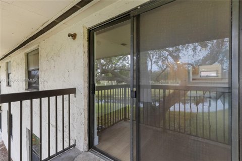 Apartment in Tamarac, Florida 2 bedrooms, 72 sq.m. № 2020323 - photo 25