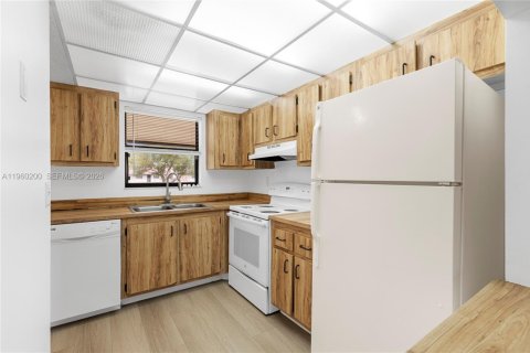 Apartment in Tamarac, Florida 2 bedrooms, 72 sq.m. № 2020323 - photo 24