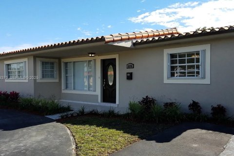 Casa en venta en Hialeah, Florida, 3 dormitorios, 113.25 m2 № 1984179 - foto 1