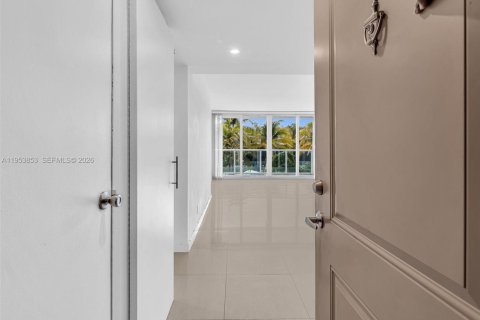 Condominio en alquiler en Sunny Isles Beach, Florida, 1 dormitorio, 92.07 m2 № 2054798 - foto 2