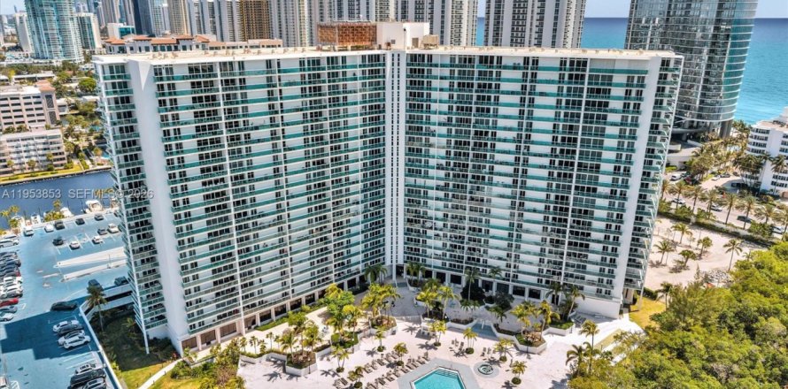 Condominio en Sunny Isles Beach, Florida, 1 dormitorio  № 2054798