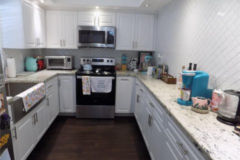 Condo in Miami, Florida, 2 bedrooms  № 2068914 - photo 2