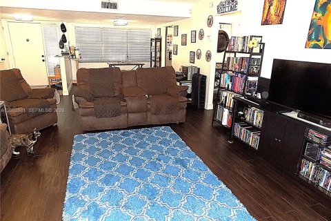 Condo in Miami, Florida, 2 bedrooms  № 2068914 - photo 6