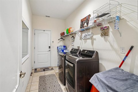 House in Orlando, Florida 6 bedrooms, 471.85 sq.m. № 2151532 - photo 20