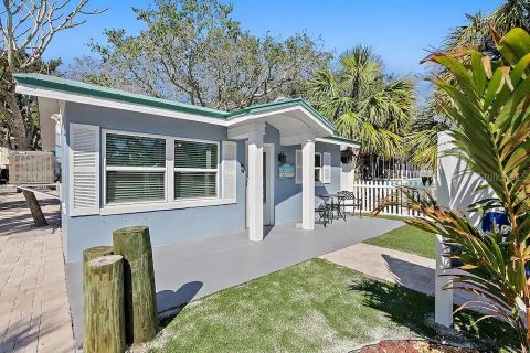 House in Indian Rocks Beach, Florida 4 bedrooms, 107.02 sq.m. № 2123091