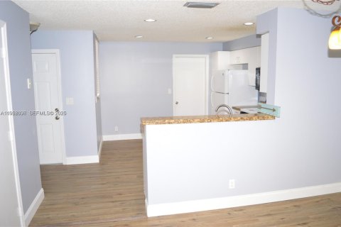 Снять в аренду таунхаус в Уэстон, Флорида 2 спальни, 105.07м2, № 1988273 - фото 9