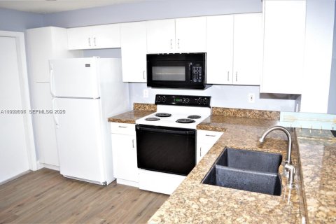 Снять в аренду таунхаус в Уэстон, Флорида 2 спальни, 105.07м2, № 1988273 - фото 2