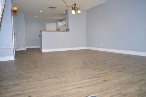 Снять в аренду таунхаус в Уэстон, Флорида 2 спальни, 105.07м2, № 1988273 - фото 10