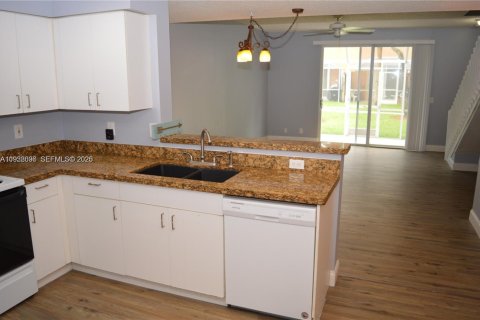 Снять в аренду таунхаус в Уэстон, Флорида 2 спальни, 105.07м2, № 1988273 - фото 7