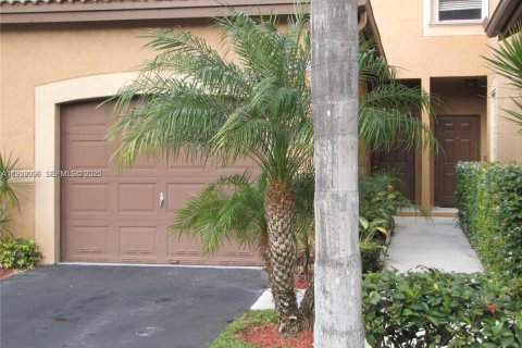 Снять в аренду таунхаус в Уэстон, Флорида 2 спальни, 105.07м2, № 1988273 - фото 1