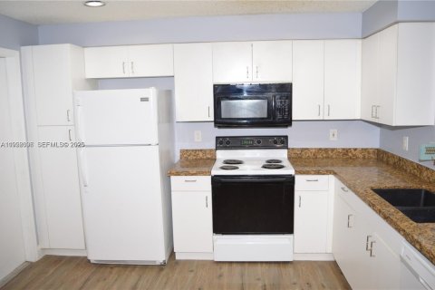 Снять в аренду таунхаус в Уэстон, Флорида 2 спальни, 105.07м2, № 1988273 - фото 3