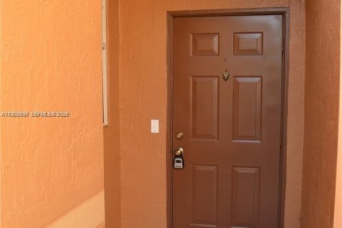 Снять в аренду таунхаус в Уэстон, Флорида 2 спальни, 105.07м2, № 1988273 - фото 24