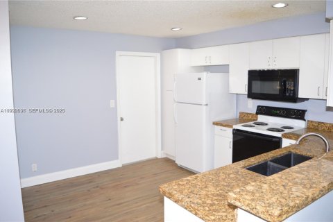 Снять в аренду таунхаус в Уэстон, Флорида 2 спальни, 105.07м2, № 1988273 - фото 4