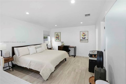 House in Miami, Florida 4 bedrooms, 170.94 sq.m. № 1965204 - photo 6