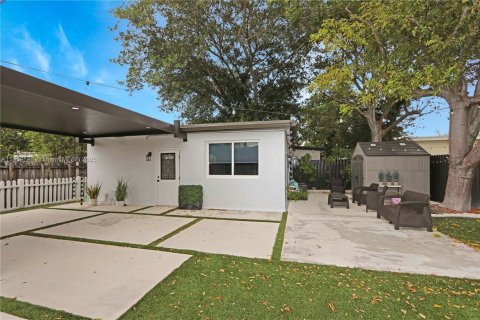 House in Miami, Florida 4 bedrooms, 170.94 sq.m. № 1965204 - photo 3