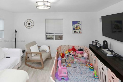 House in Miami, Florida 4 bedrooms, 170.94 sq.m. № 1965204 - photo 14