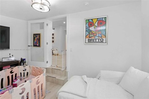 House in Miami, Florida 4 bedrooms, 170.94 sq.m. № 1965204 - photo 15