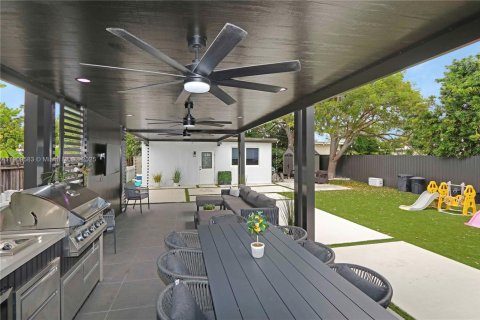 House in Miami, Florida 4 bedrooms, 170.94 sq.m. № 1965204 - photo 30
