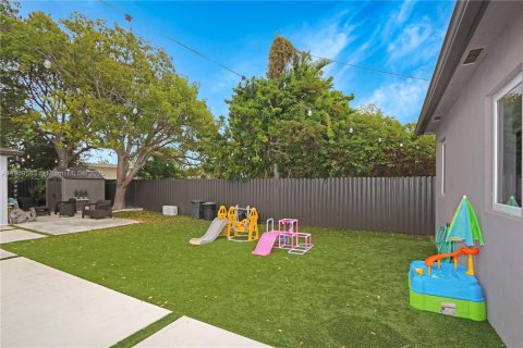 House in Miami, Florida 4 bedrooms, 170.94 sq.m. № 1965204 - photo 28