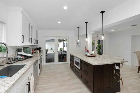 House in Miami, Florida 4 bedrooms, 170.94 sq.m. № 1965204 - photo 23