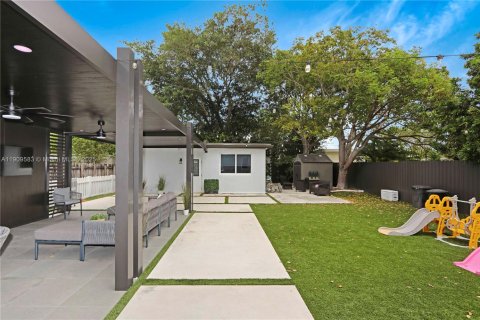 House in Miami, Florida 4 bedrooms, 170.94 sq.m. № 1965204 - photo 29