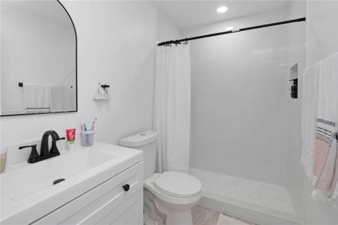 House in Miami, Florida 4 bedrooms, 170.94 sq.m. № 1965204 - photo 25