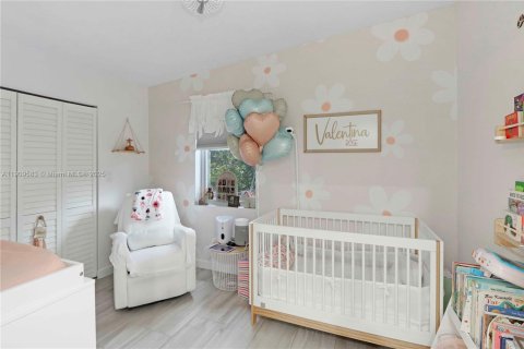 House in Miami, Florida 4 bedrooms, 170.94 sq.m. № 1965204 - photo 12