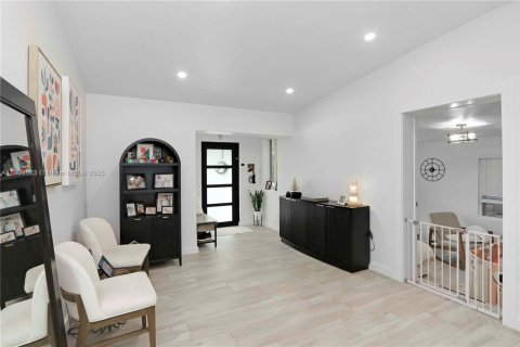 House in Miami, Florida 4 bedrooms, 170.94 sq.m. № 1965204 - photo 18