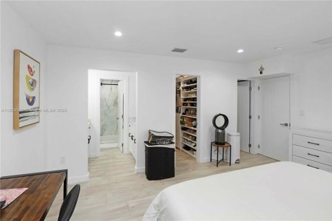House in Miami, Florida 4 bedrooms, 170.94 sq.m. № 1965204 - photo 7