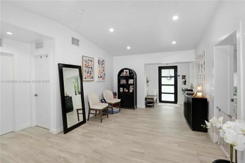 House in Miami, Florida 4 bedrooms, 170.94 sq.m. № 1965204 - photo 17