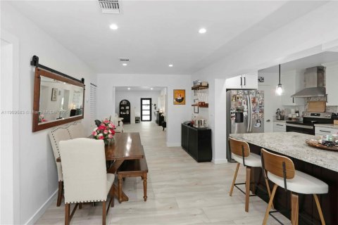 House in Miami, Florida 4 bedrooms, 170.94 sq.m. № 1965204 - photo 24