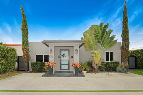 House in Miami, Florida 4 bedrooms, 170.94 sq.m. № 1965204 - photo 1