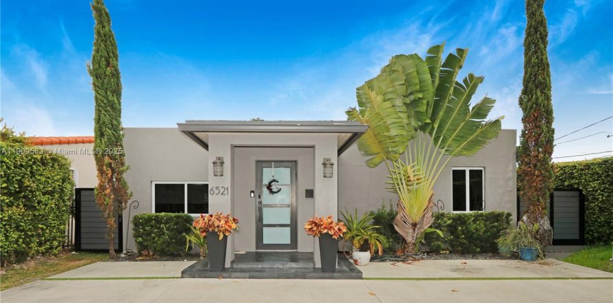 House in Miami, Florida 4 bedrooms, 170.94 sq.m. № 1965204