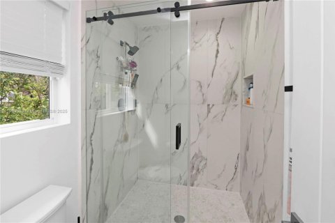 House in Miami, Florida 4 bedrooms, 170.94 sq.m. № 1965204 - photo 9