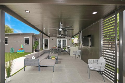 House in Miami, Florida 4 bedrooms, 170.94 sq.m. № 1965204 - photo 4